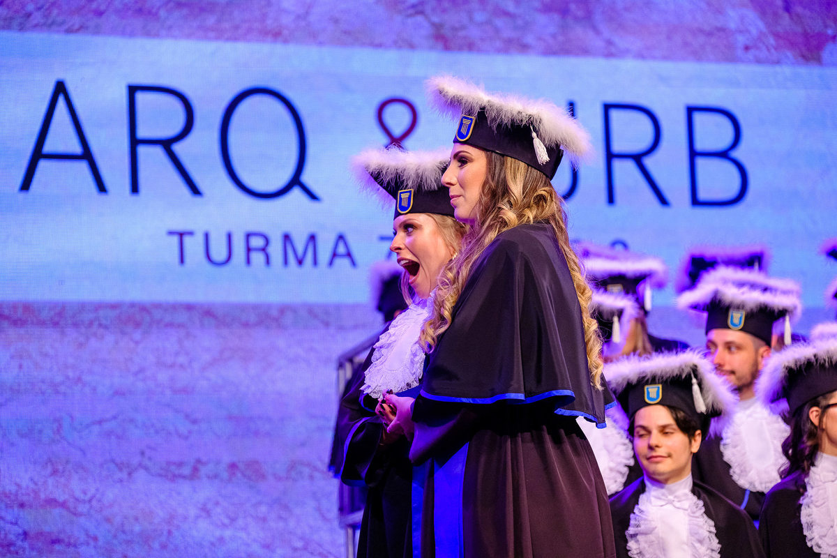 Formatura de Arquitetura, Formanda Glória, Vinícius Vogel, fotógrafo de formatura, Maggie, fotógrafa, em Porto Alegre. Prova de togas, colação de grau, barrete, toga, canudo. 