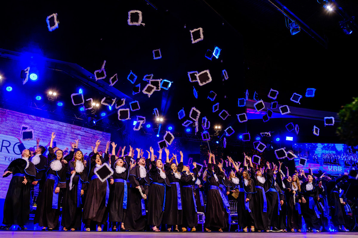 Formatura de Arquitetura, Formanda Glória, Vinícius Vogel, fotógrafo de formatura, Maggie, fotógrafa, em Porto Alegre. Prova de togas, colação de grau, barrete, toga, canudo. jogando barrete