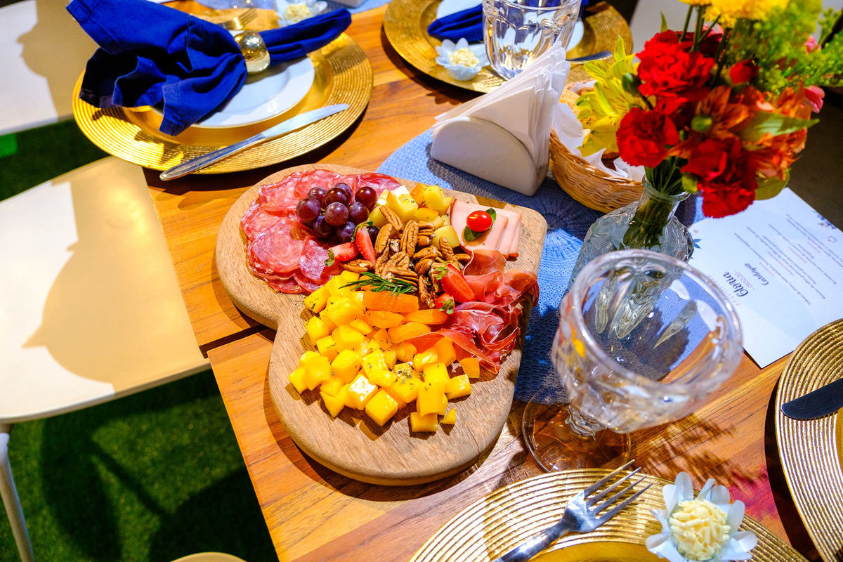 Formatura de Arquitetura, Formanda Glória, Vinícius Vogel, fotógrafo de formatura, Maggie, fotógrafa, em Porto Alegre. Prova de togas, colação de grau, barrete, toga, canudo. 