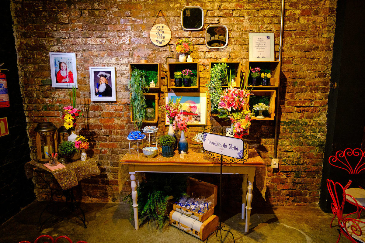 Formatura de Arquitetura, Formanda Glória, Vinícius Vogel, fotógrafo de formatura, Maggie, fotógrafa, em Porto Alegre. Prova de togas, colação de grau, barrete, toga, canudo. decoração