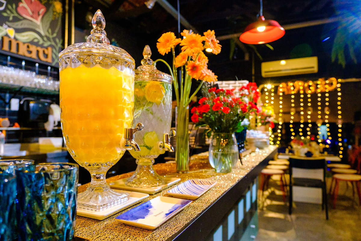 Formatura de Arquitetura, Formanda Glória, Vinícius Vogel, fotógrafo de formatura, Maggie, fotógrafa, em Porto Alegre. Prova de togas, colação de grau, barrete, toga, canudo. bebidas, agua saborizada