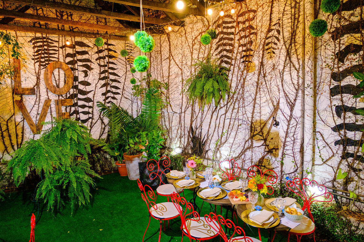 Formatura de Arquitetura, Formanda Glória, Vinícius Vogel, fotógrafo de formatura, Maggie, fotógrafa, em Porto Alegre. Prova de togas, colação de grau, barrete, toga, canudo. jardim de inverno, love it