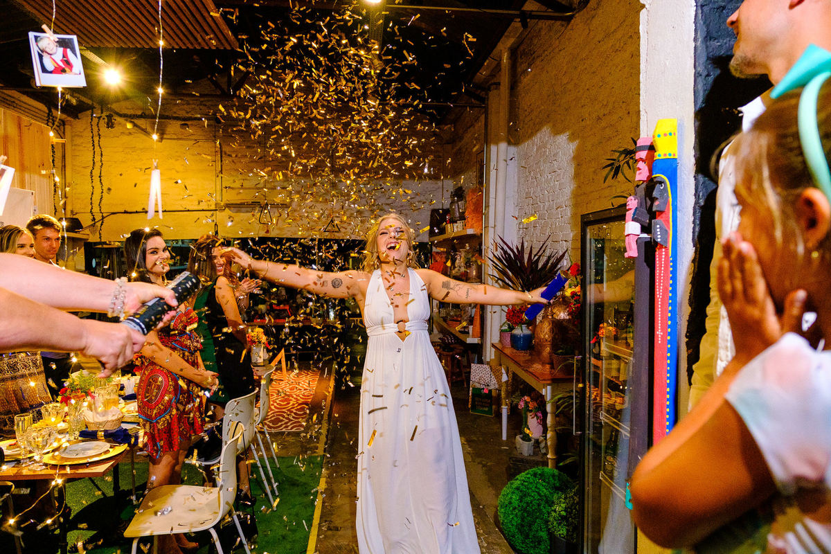 Formatura de Arquitetura, Formanda Glória, Vinícius Vogel, fotógrafo de formatura, Maggie, fotógrafa, em Porto Alegre. Prova de togas, colação de grau, barrete, toga, canudo. recepção