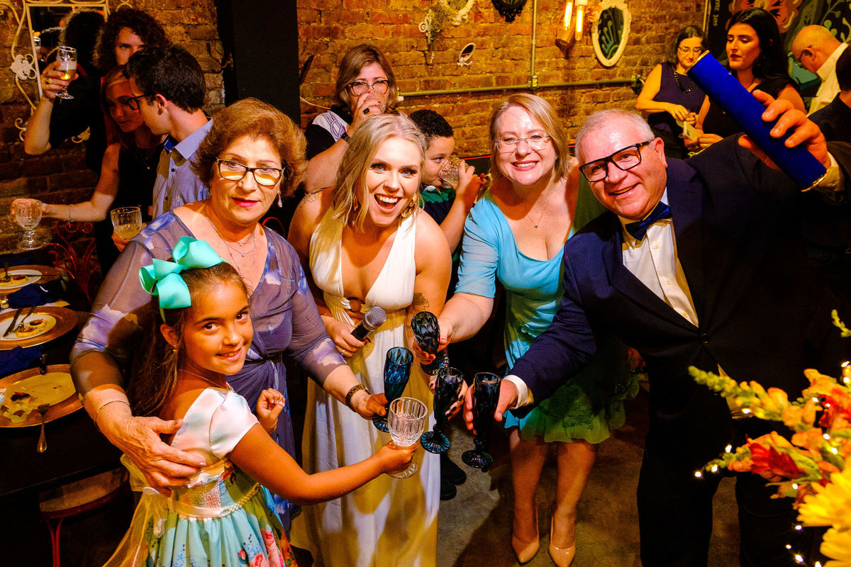 Formatura de Arquitetura, Formanda Glória, Vinícius Vogel, fotógrafo de formatura, Maggie, fotógrafa, em Porto Alegre. Prova de togas, colação de grau, barrete, toga, canudo. brinde