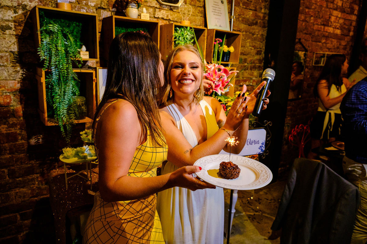 Formatura de Arquitetura, Formanda Glória, Vinícius Vogel, fotógrafo de formatura, Maggie, fotógrafa, em Porto Alegre. Prova de togas, colação de grau, barrete, toga, canudo. 