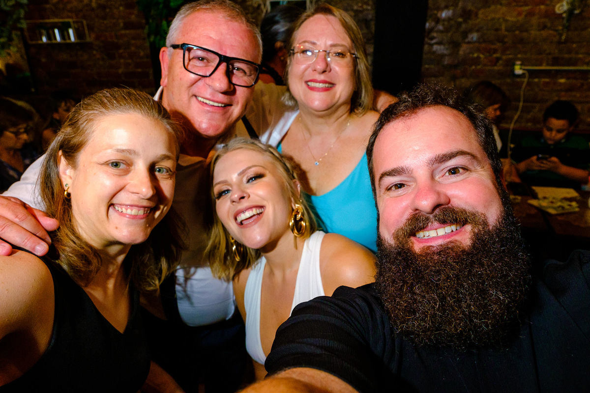 Formatura de Arquitetura, Formanda Glória, Vinícius Vogel, fotógrafo de formatura, Maggie, fotógrafa, em Porto Alegre. Prova de togas, colação de grau, barrete, toga, canudo. 