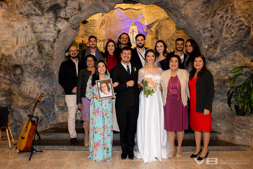 Familia da noivo, André e Clarissa, na Gruta Nossa Senhora de Lourdes em Veranópolis