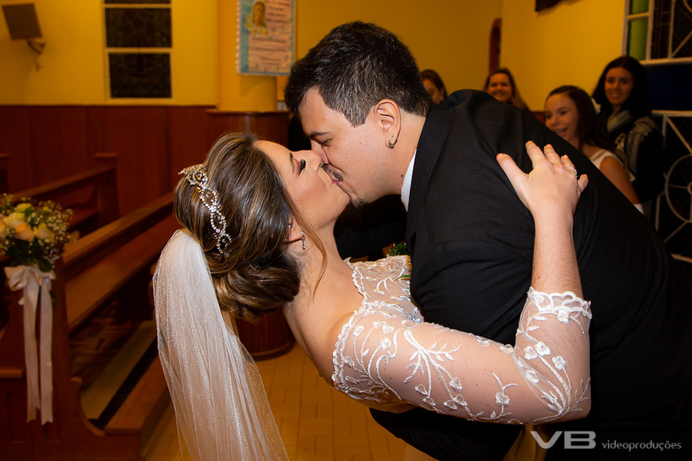 O beijo dos noivos, André e Clarissa