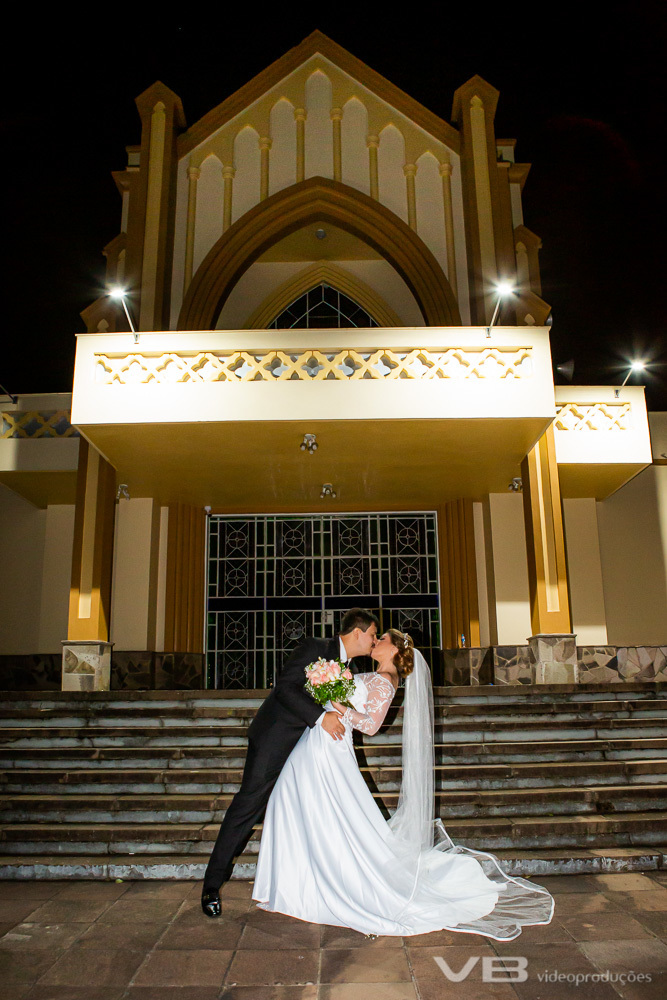 Noivos André e Clarissa na Gruta Nossa Senhora de Lourdes em Veranópolis