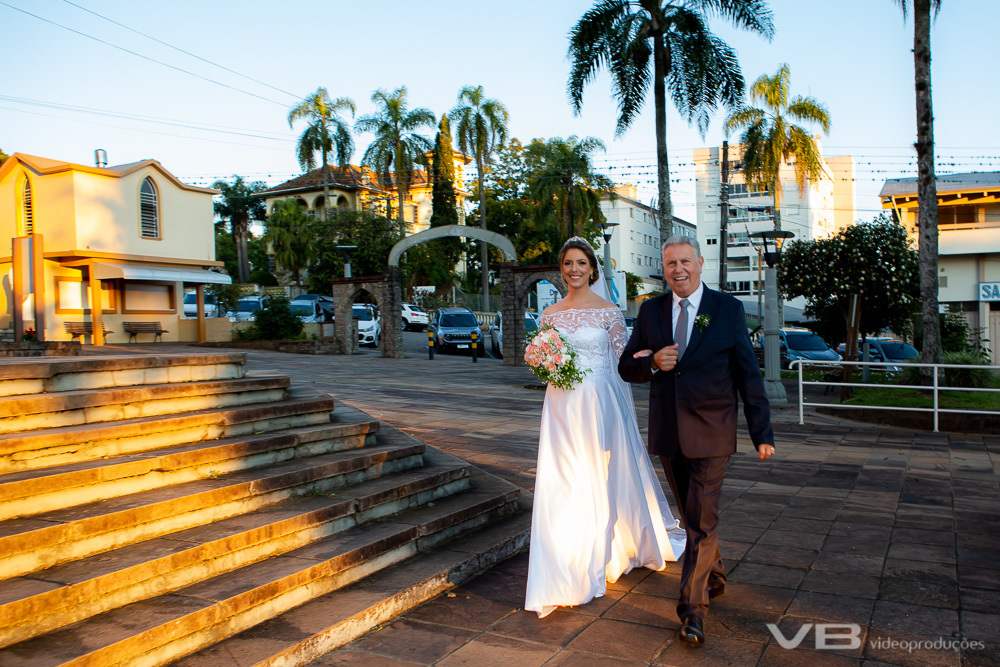 Pai levando a noiva para a igreja