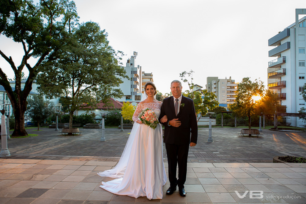 Entrada do pai com a noiva na igreja