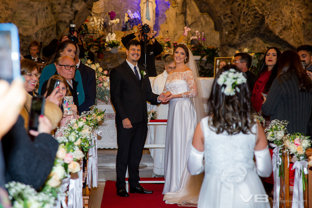 Aia levando as alianças para os noivos 