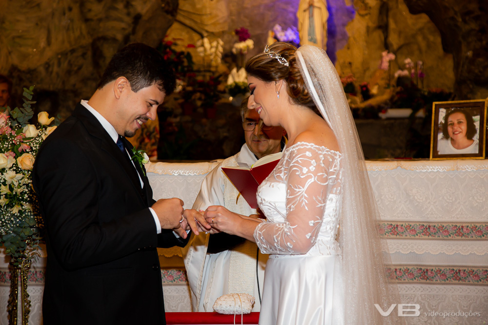 Troca de alianças de André e Clarissa, casamento na Gruta Nossa Senhora de Lourdes em Veranópolis