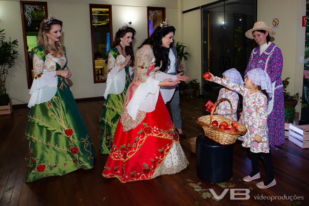 Lançamento da XI Femaçã em Veranópolis, família de agricultores entregando maçãs aos convidados