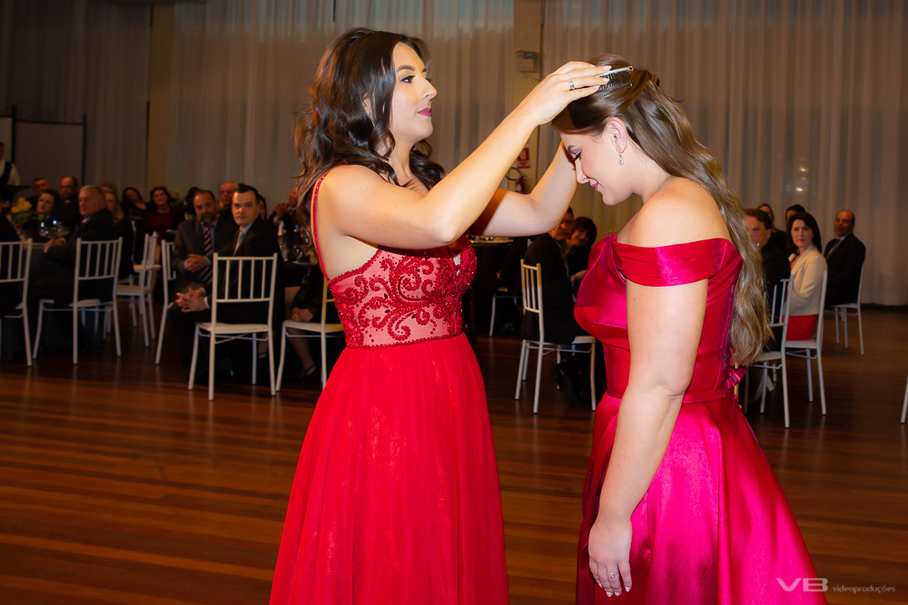 Marina Duda coroando a nova soberana Mariana Reche Coser no Baile de Coroação da Soberana SOAL 202/2023