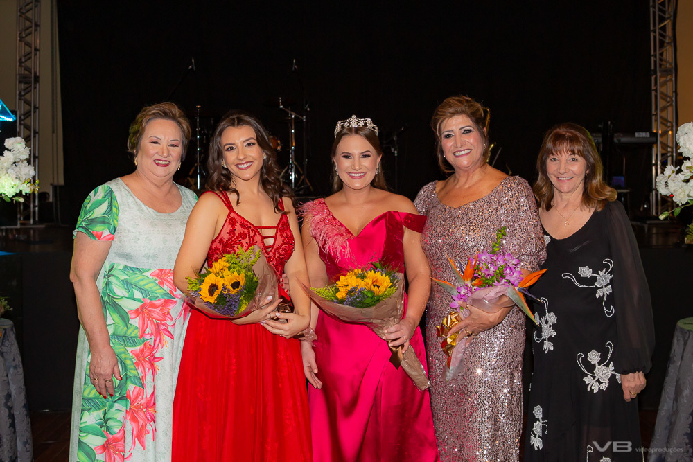 Diretoria da SOAL com as soberanas Mariana Reche Coser e Marina Duda