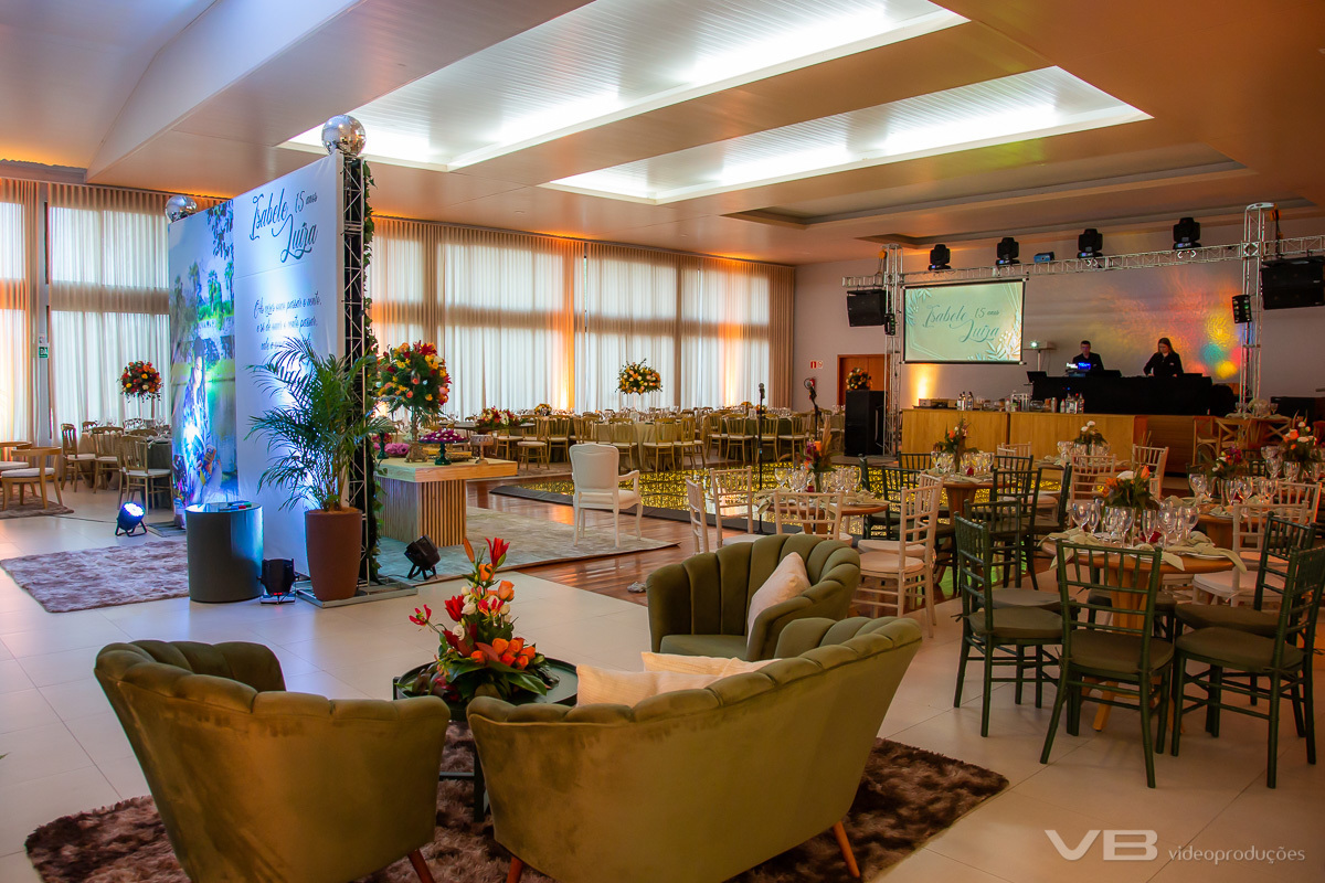 Decoração da festa de 15 anos da Bele no Clube Caça e Pesca em Veranópolis