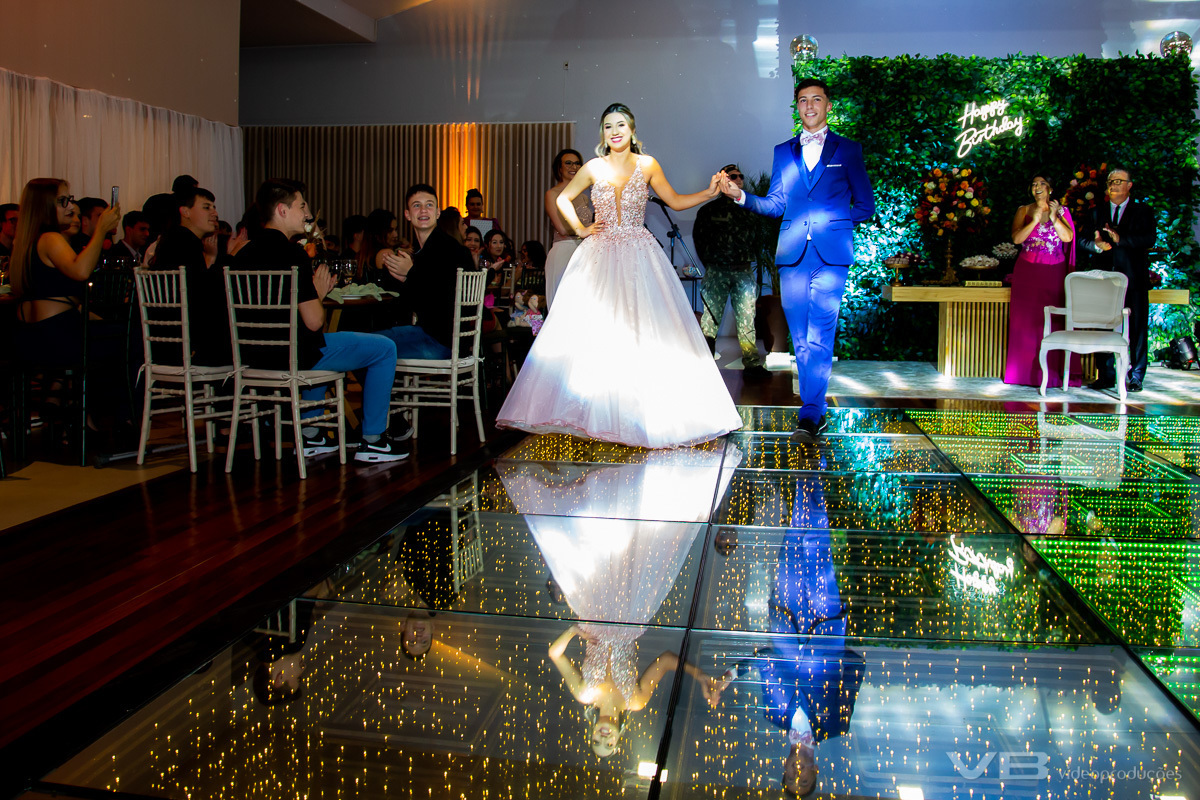 A entrada da Isabele acompanhada pelo mano Gabriel