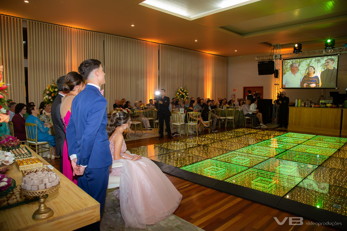 Homenagem dos pais via telão nos 15 da Bele