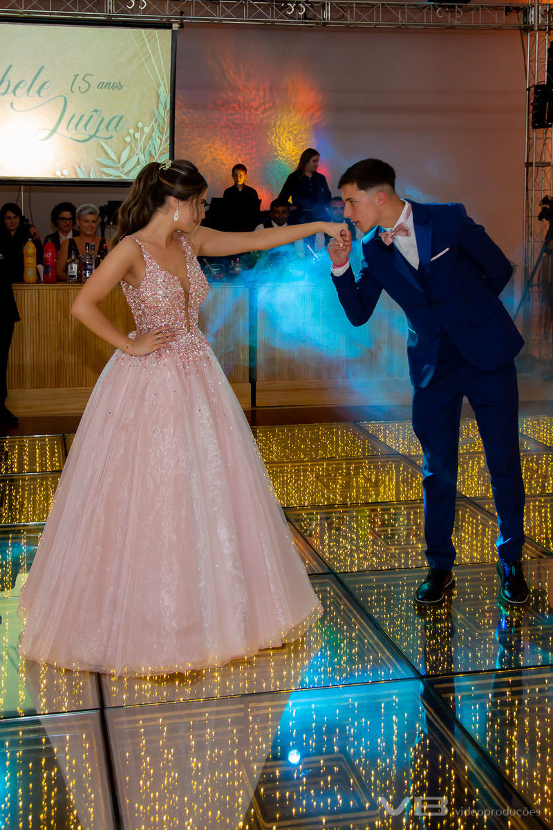 Valsa de 15 anos da Isabele com o príncipe e mano Gabriel