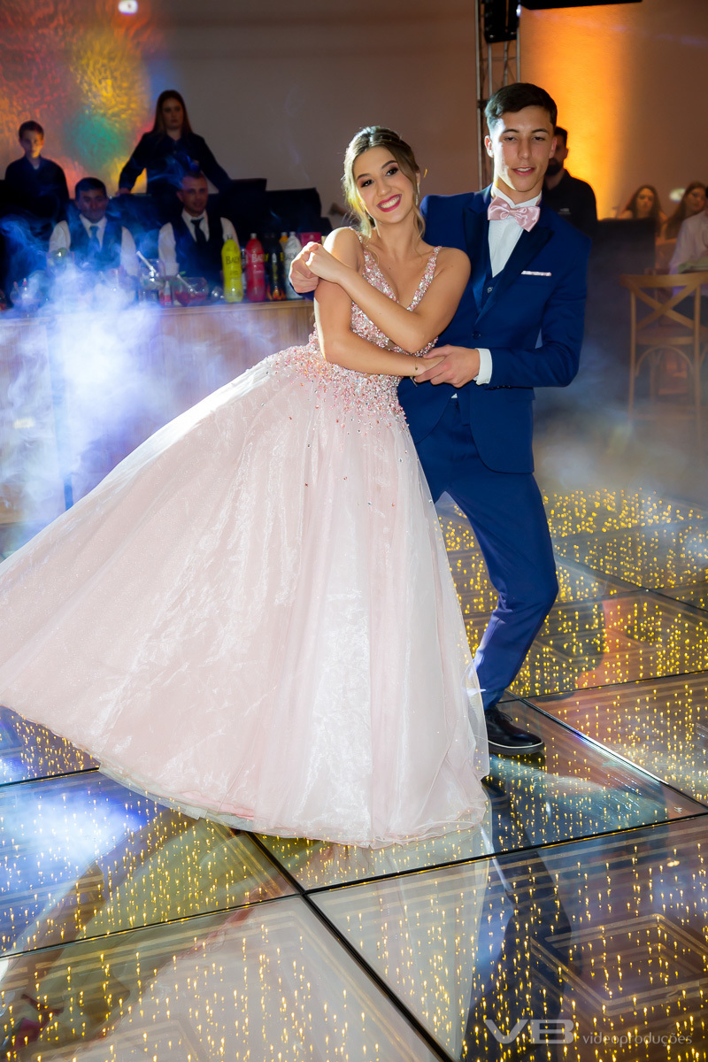 Valsa de 15 anos da Isabele com o príncipe e mano Gabriel