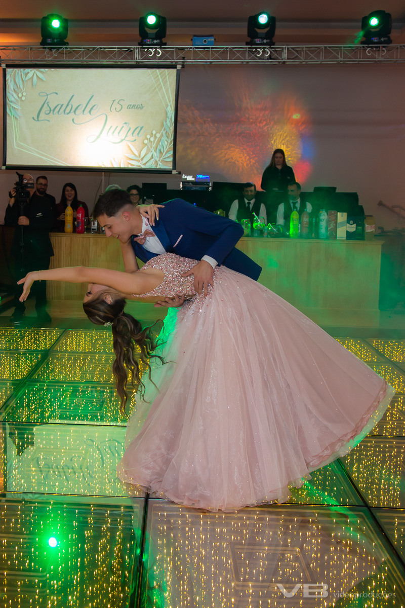 Valsa de 15 anos da Isabele com o príncipe e mano Gabriel