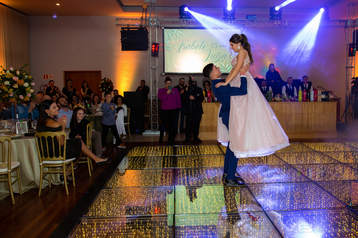 Valsa de 15 anos da Isabele com o príncipe e mano Gabriel