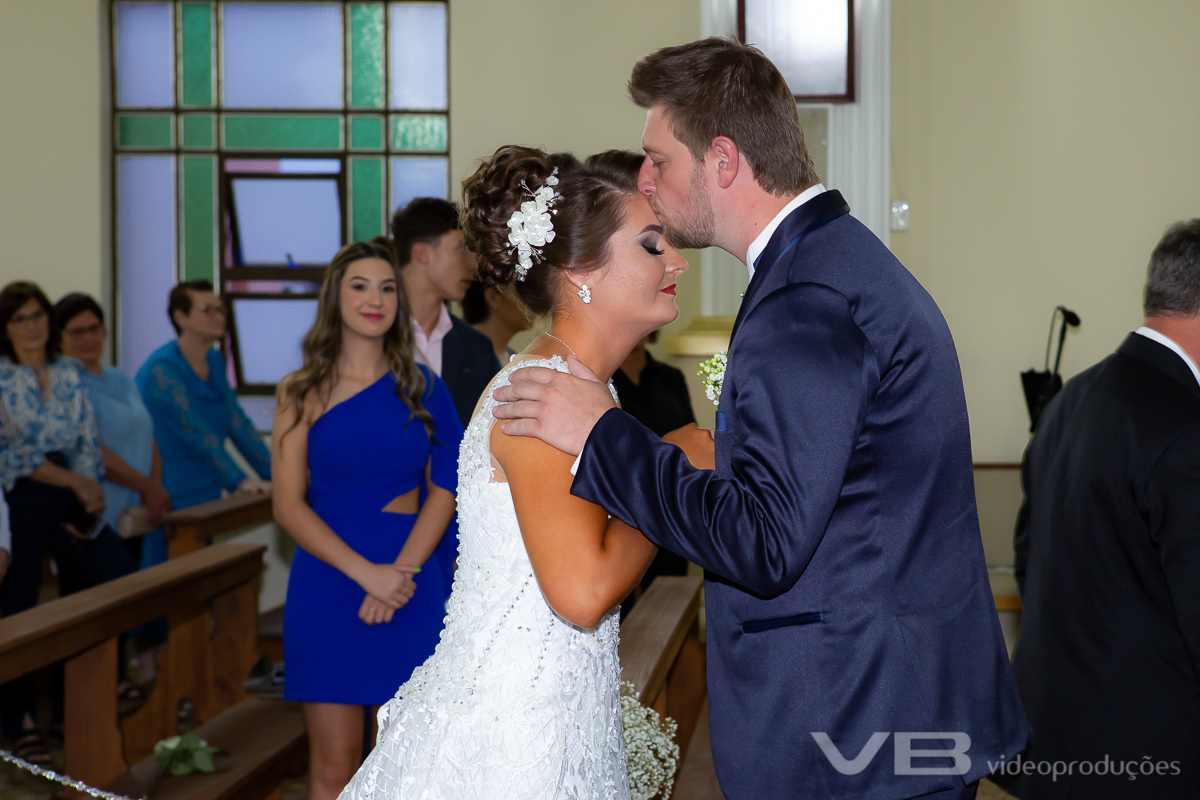 Noivo recebe a noiva no altar