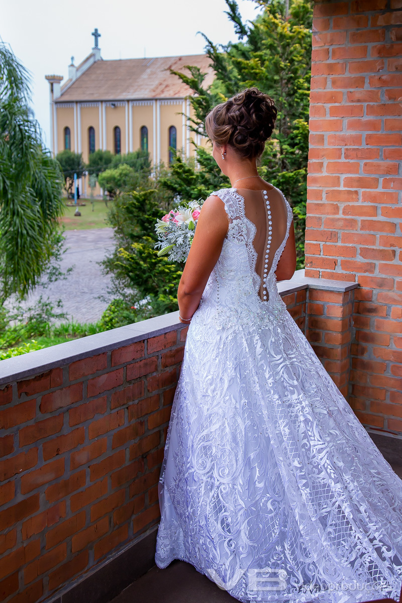Noiva pronta olhando para a igreja