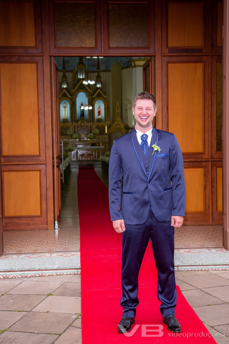O noivo pronto para entrar na igreja