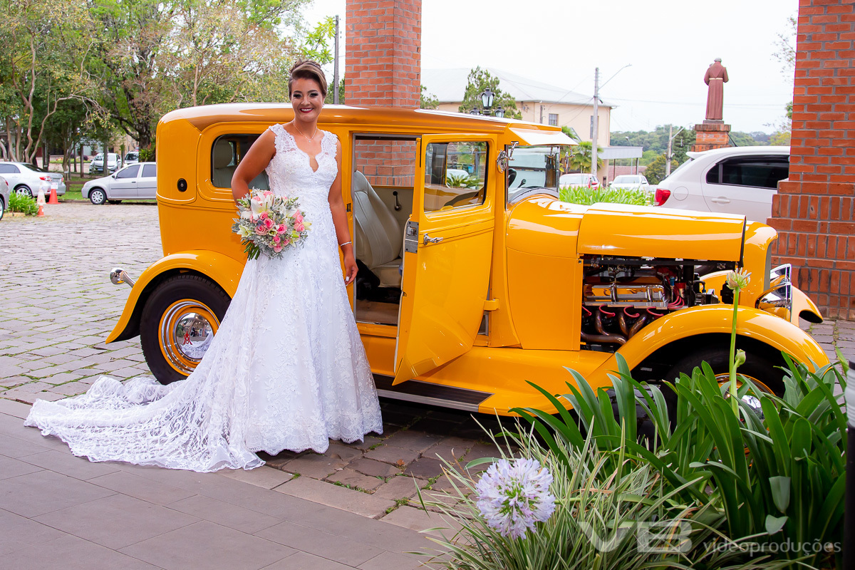 Noiva se preparando para ir a igreja no calhambeque