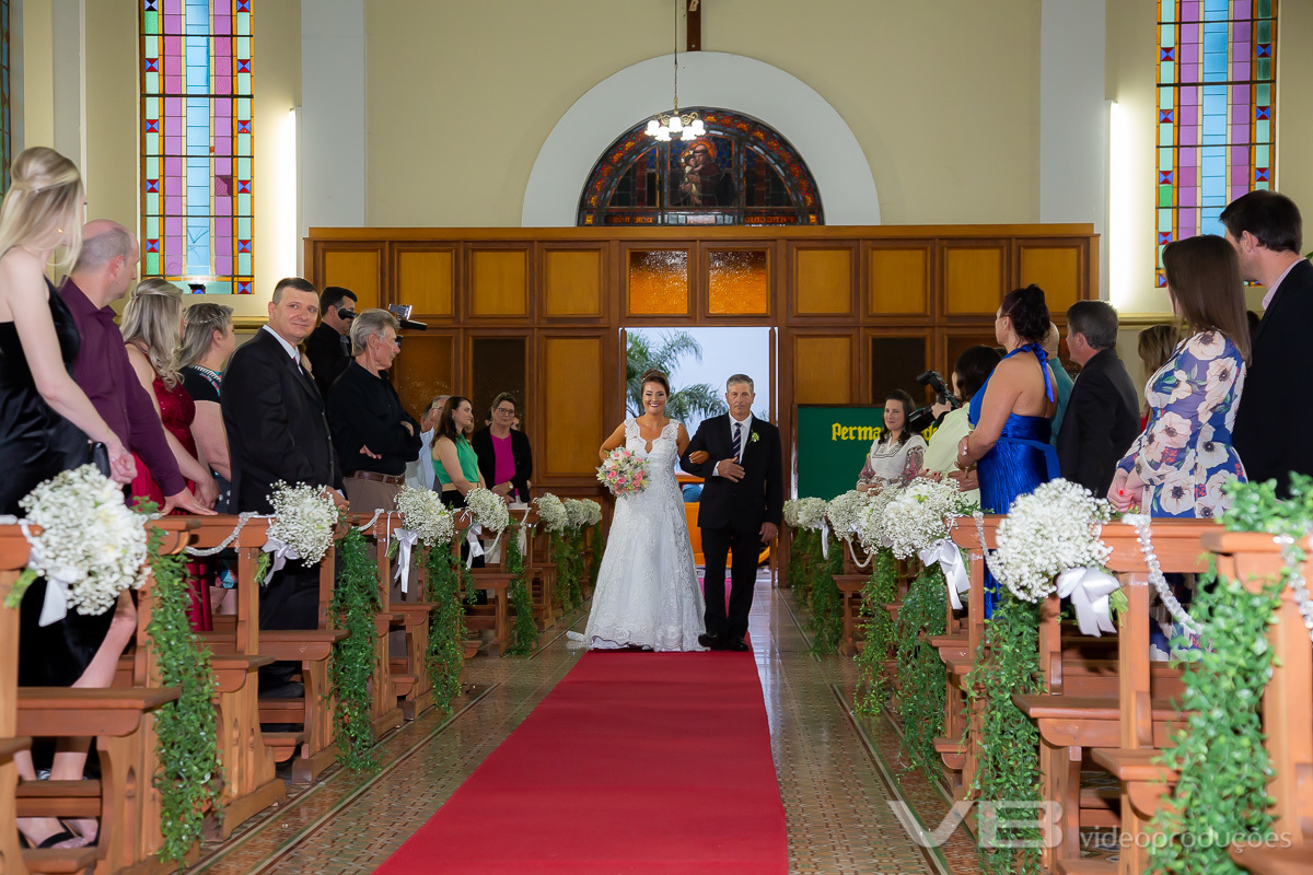 Jéssica entrando na igreja Matriz de Vila Flores