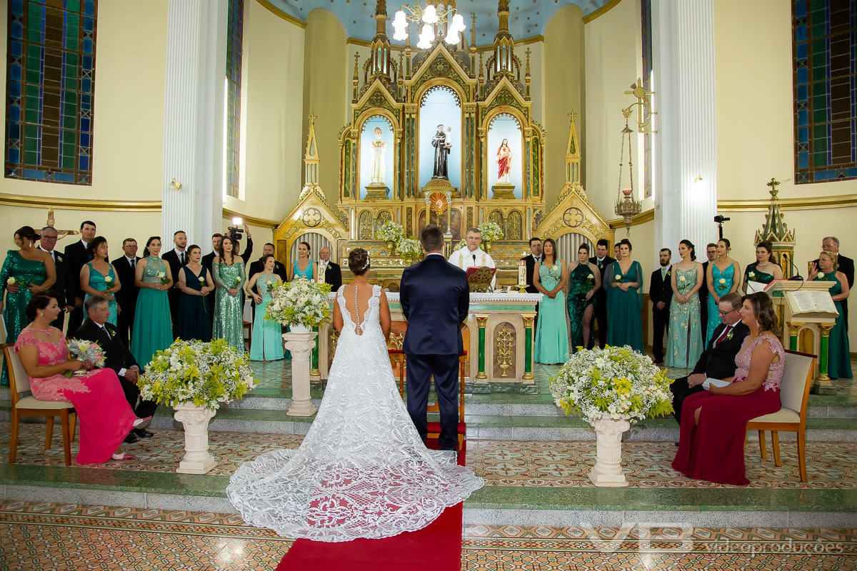 Noivos com pais e padrinhos no altar