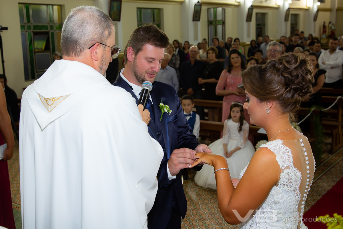 Troca de alianças entre os noivos