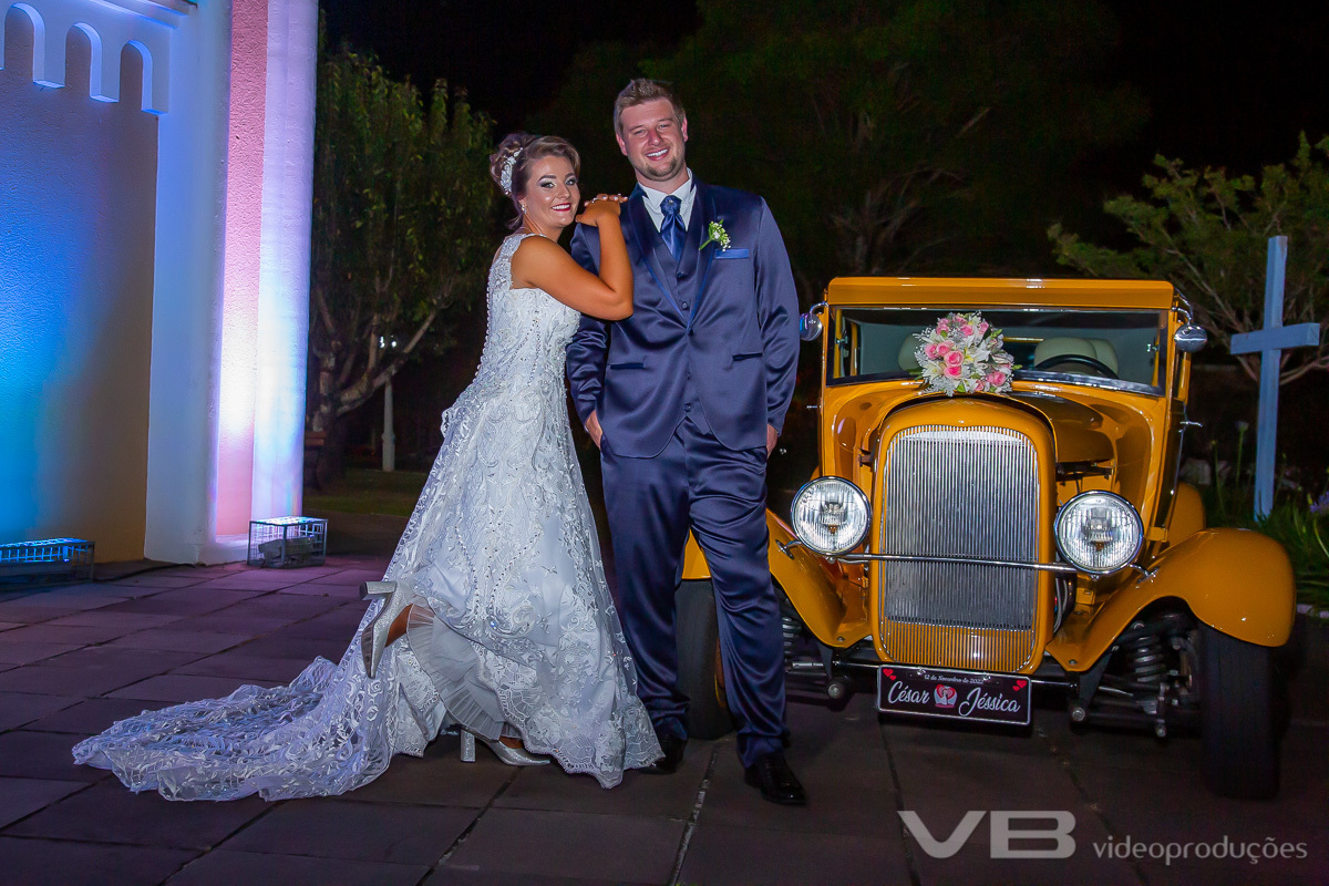 Noivos em frente ao carro antigo