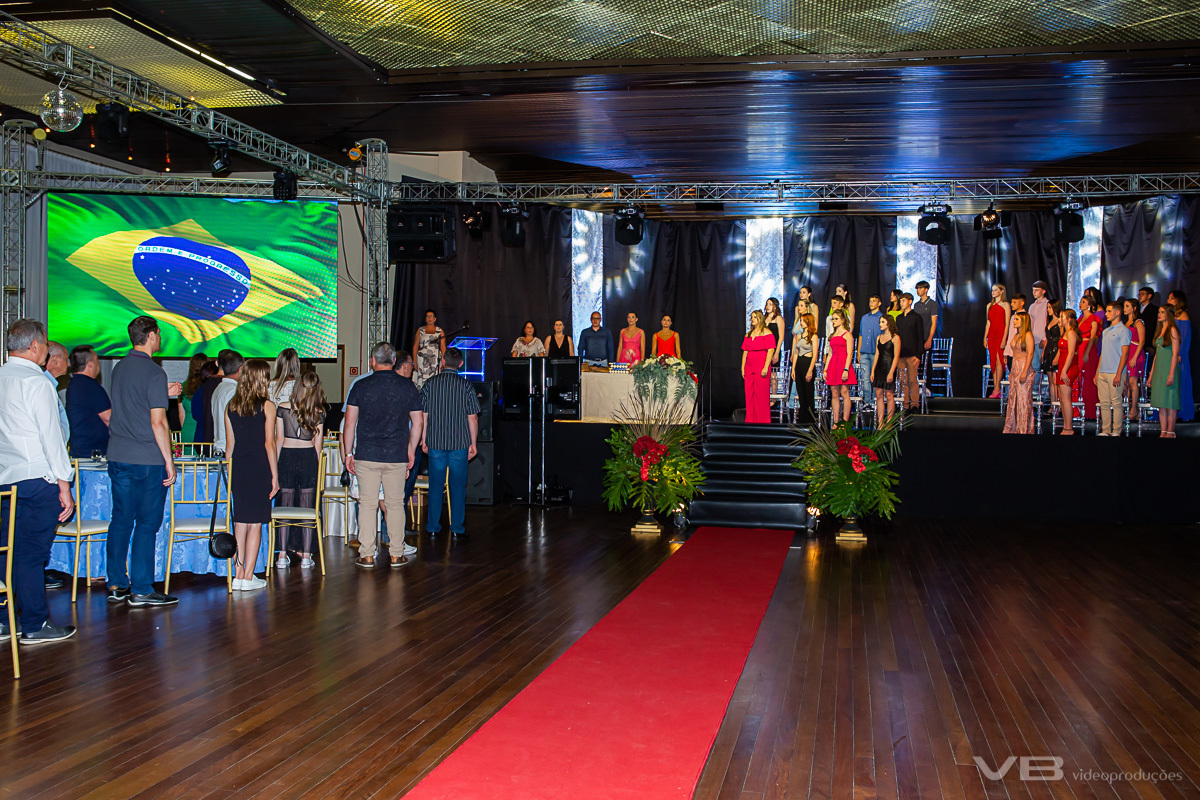 Formatura 9º ano do Colégio Regina Coeli de Veranópolis, na SOAL, momento Hino Nacional Brasileiro
