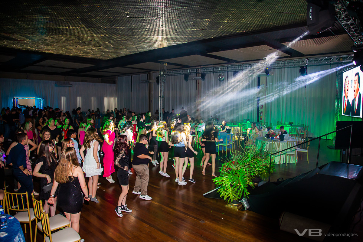 Festa de Formatura 9º ano do Colégio Regina Coeli de Veranópolis, na SOAL, produção de VB Vídeo Produções, DJ Camile Bissani, video clips via telão