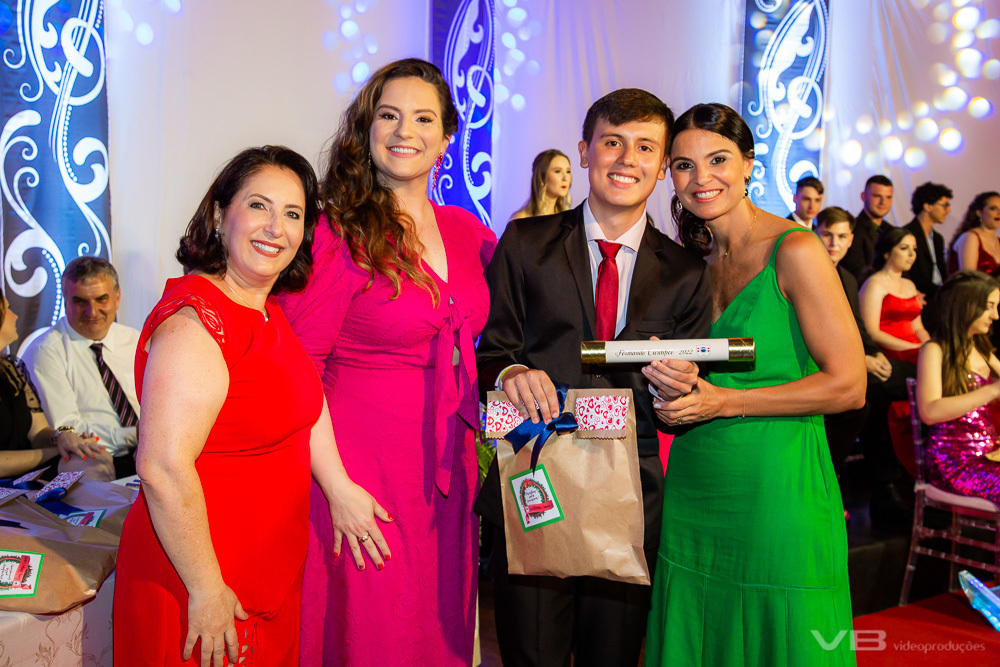 Formatura Terceirão 2022, Colégio Regina Coeli de Veranópolis, na Sociedade Alfredochavense, produção de VB Vídeo Produções, formando recebendo o canudo