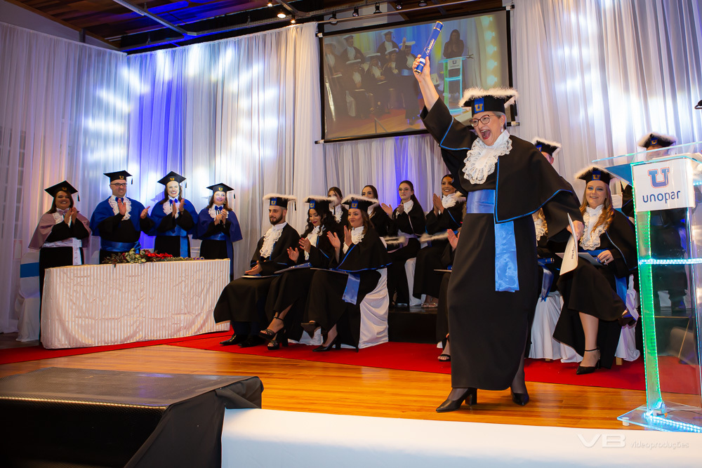 Formando Unopar comemorando
