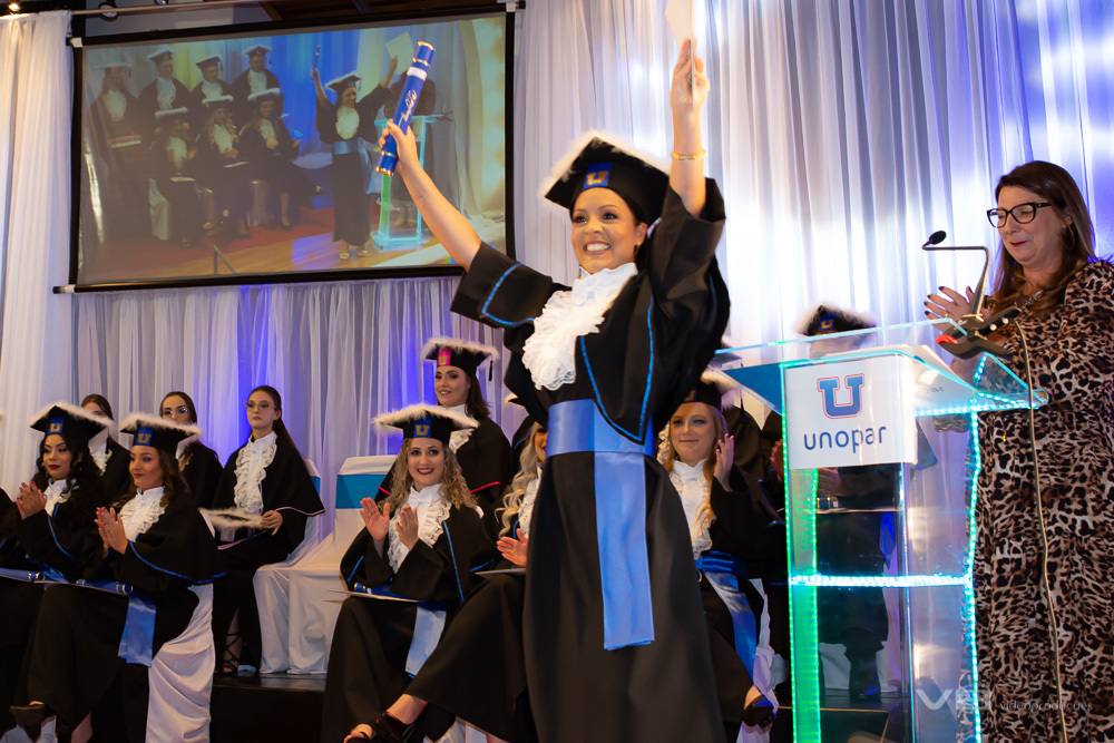 Formando Unopar comemorando
