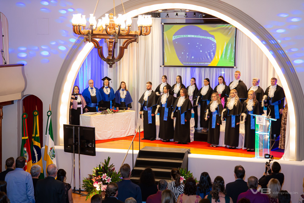 Formandos Unopar cantando o Hino Nacional Braileiro