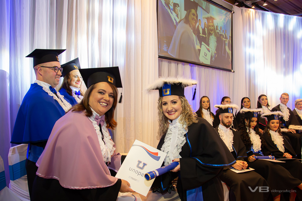 Formanda Unopar recebendo certificado