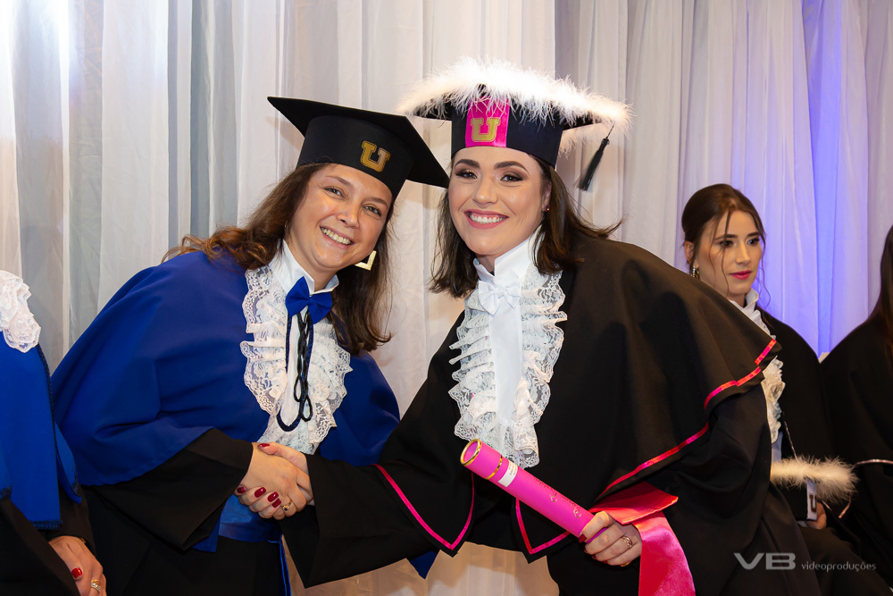 Formanda Unopar recebendo canudo