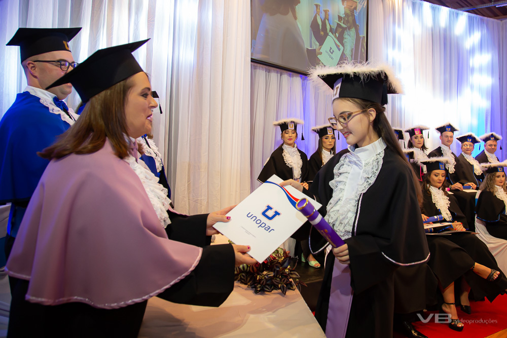 Formanda Unopar recebendo certificado