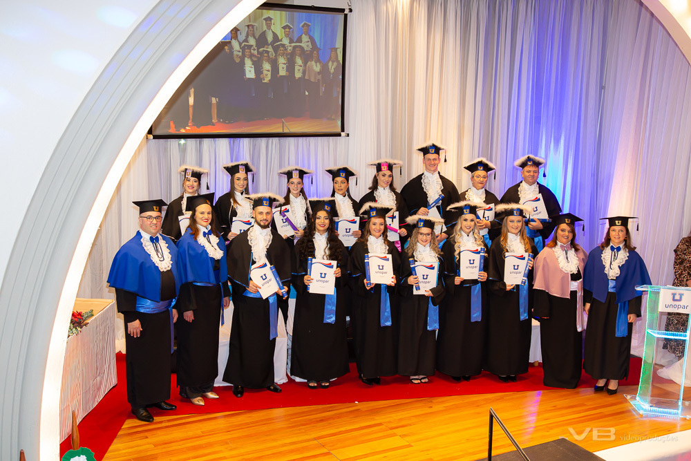 Foto oficial diretoria da Unopar e formandos