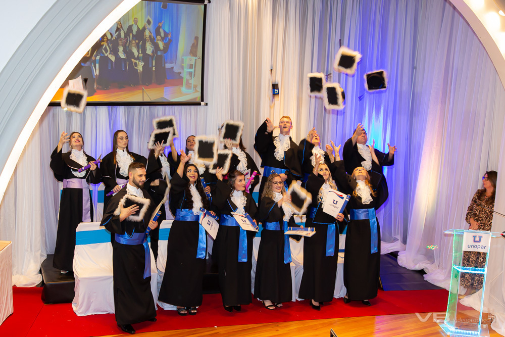 Formandos Unopar jogando capelo