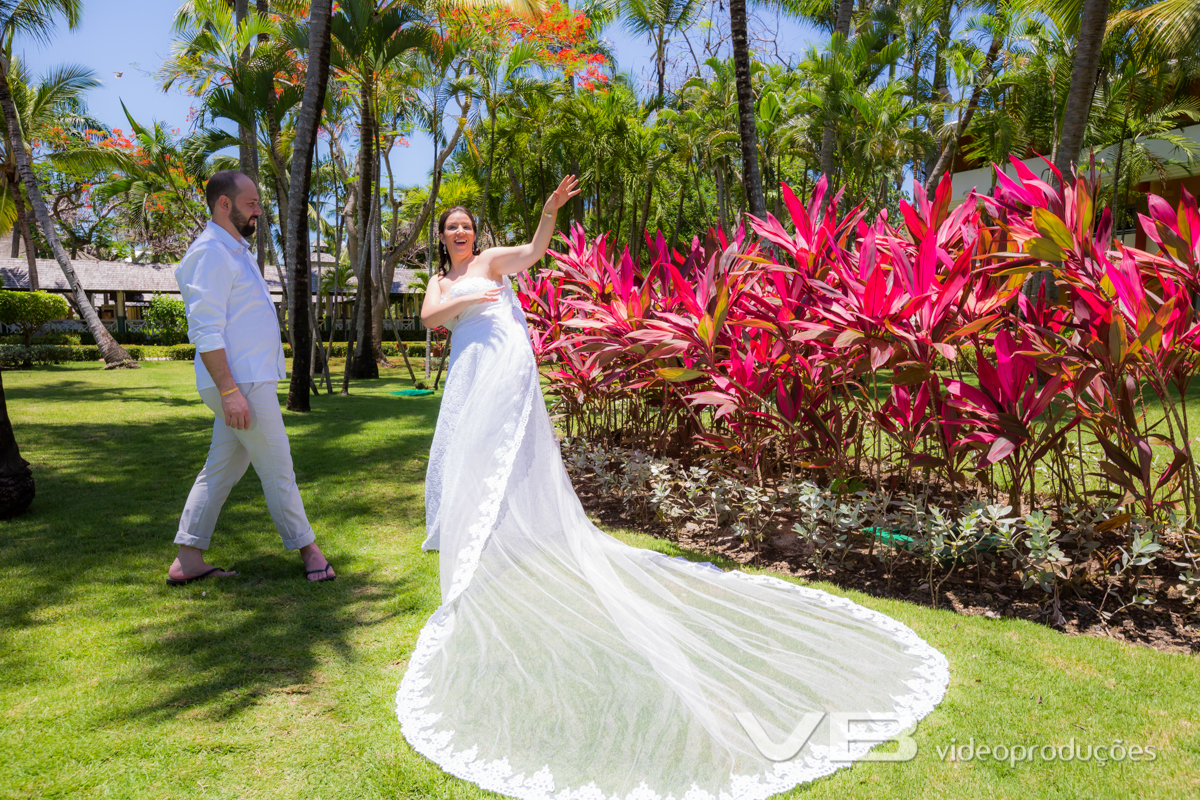 Noiva feliz em meio a jardim de flores