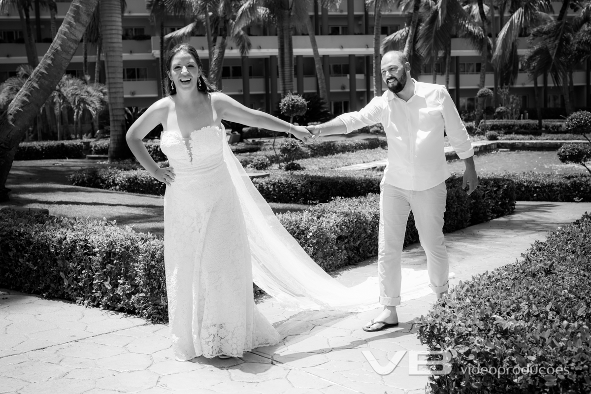 Noiva puxando noivo pela triha dos coqueiros