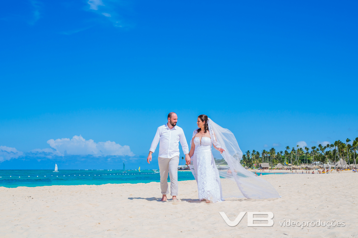 Casal de noivos caminhando no mar de Punta Cana