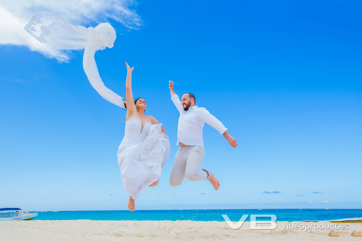 Noivos pulando a beira mar do Caribe
